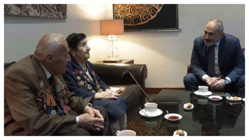 Հանդիպեցի Հայրենական մեծ պատերազմի վետերաններ Ռոզալիա Աբգարյանին և Ներսես Սիմոնյանին. վարչապետ (տեսանյութ)