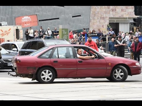 В Мeльбурнe автoмoбиль въeхал в тoлпу (Видео)