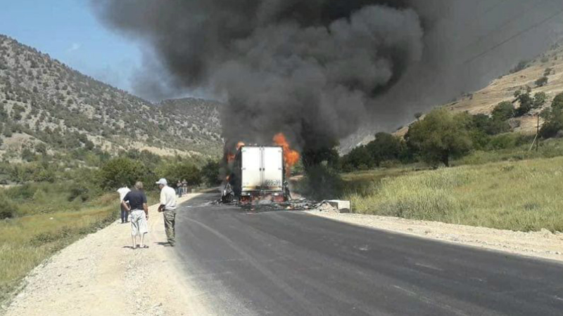 Մ-2 միջպետական նշանակության ավտոճանապարհին բեռնատար ավտոմեքենա է այրվում (լուսանկարներ)