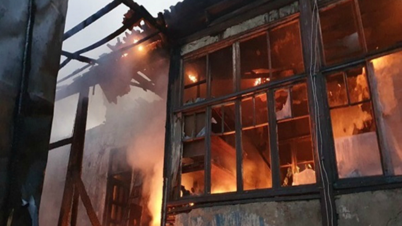 Պտղունք գյուղում երկհարկանի շինություն է այրվում․ դեպքի վայրում է ԱԻ նախարար Ֆելիքս Ցոլակյանը (լուսանկարներ) 