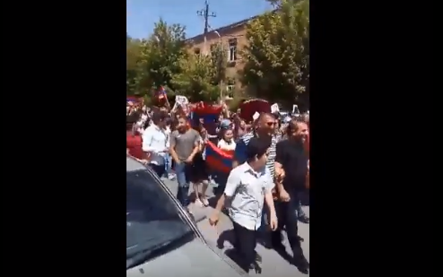 Արարատի մարզում դասադուլ և գործադուլ է , երթի մասնակիցները փակում են փողոցները