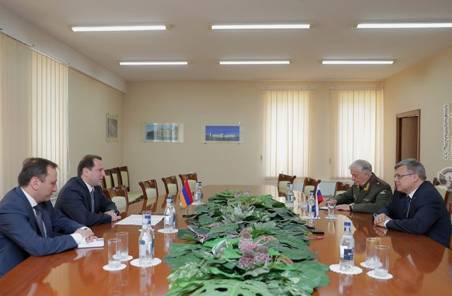 Պաշտպանության նախարարը և ՀՀ-ում ՌԴ դեսպանորդն ու ռազմական կցորդը քննարկել են երկկողմ ռազմական համագործակցության ընթացիկ խնդիրները