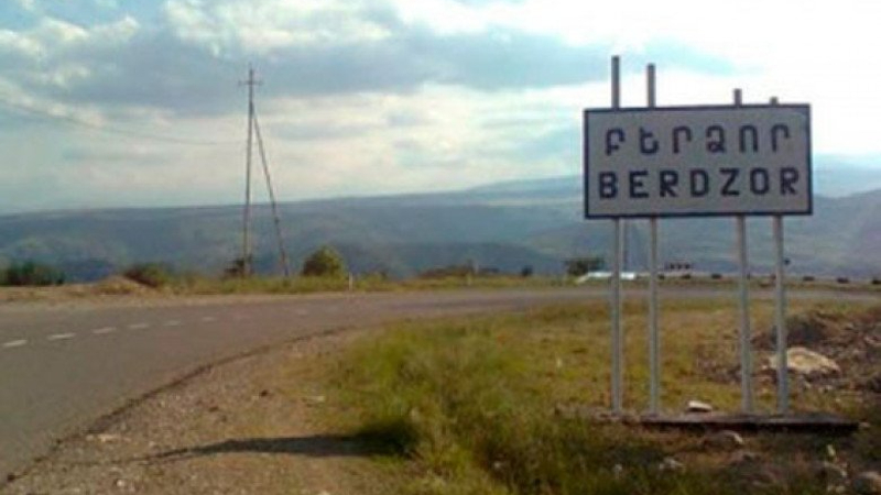 Հայկական և ադրբեջանական կողմերի միջև տեղի ունեցած միջադեպի պատճառով, այս պահին Ստեփանակերտ-Բերձոր միջպետական ճանապարհը երկկողմանի փակ է. ԱՀ ոստիկանություն