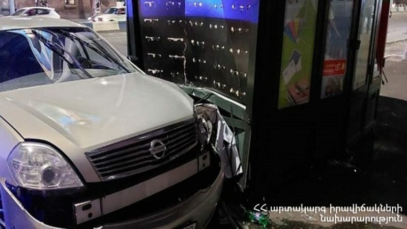 «Nissan Teana»-ը դուրս է եկել ճանապարհի երթևեկելի հատվածից և բախվել «Հայմամուլի» կրպակին
