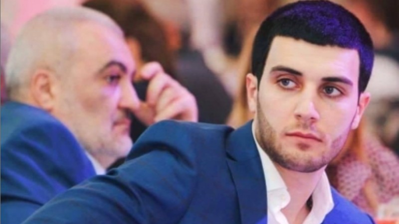 Այսօր Հայաստանում հակառակորդի կողմից խոցված ուղղաթիռի վիրավորին առաջինը օգնության է հասել Սպարապետ Վազգեն Սարգսյանի եղբոր տղան՝ իր 2 ընկերների հետ