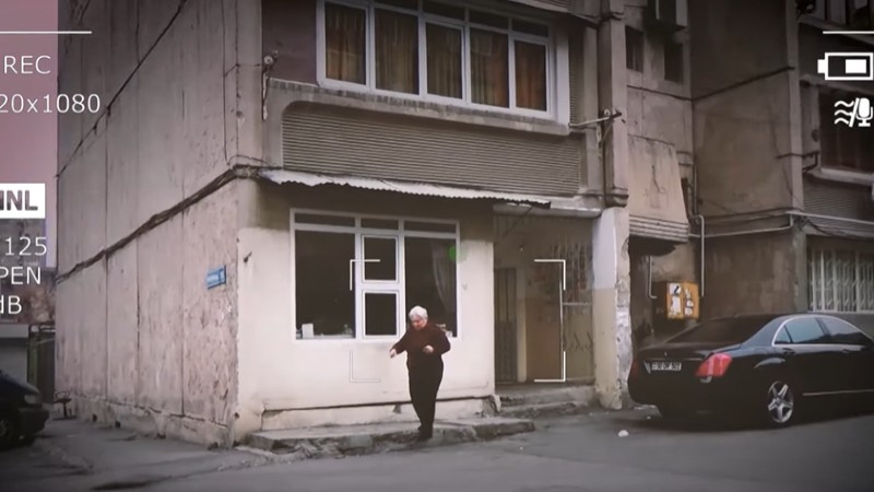 Անդրանիկի փողոցի շենքերից մեկի շքամուտքում ինչ-որ մեկը թիկունքից մոտեցել էր մի կնոջ, պարանոցից պոկել ոսկյա շղթան ու փախել․ ոստիկանություն (տեսանյութ)