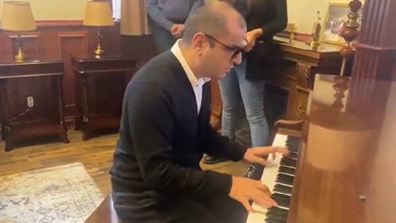 Զինվորի տանն է Հայաստանի կոմպոզիտորների միության նախագահը՝ երգահանների և երգիչների հետ միասին (տեսանյութ)