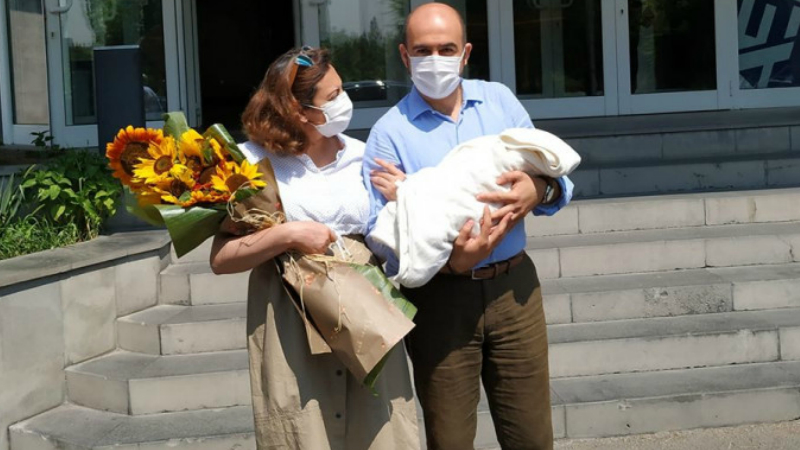 Մենք արդեն երեքով ենք․ Լենա Նազարյանի ամուսինը լուսանկար է հրապարակել կնոջ և նորածին որդու հետ