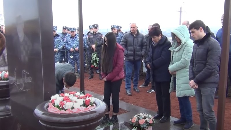 Հիշատակի արարողություններ մարտի 1-ին զոհված ոստիկանների շիրիմներին (տեսանյութ)