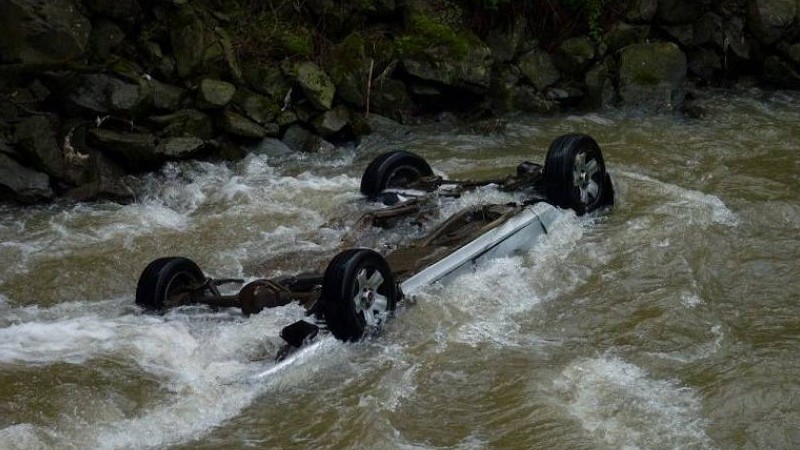 Աղստև գետն ընկած մեքենան երեկ չեն կարողացել հանել՝ գետի վարարման պատճառով