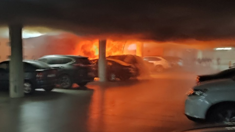 «Զվարթնոց» օդանավակայանի փակ ավտոկայանատեղիում մեքենա է հրդեհվել (լուսանկարներ)