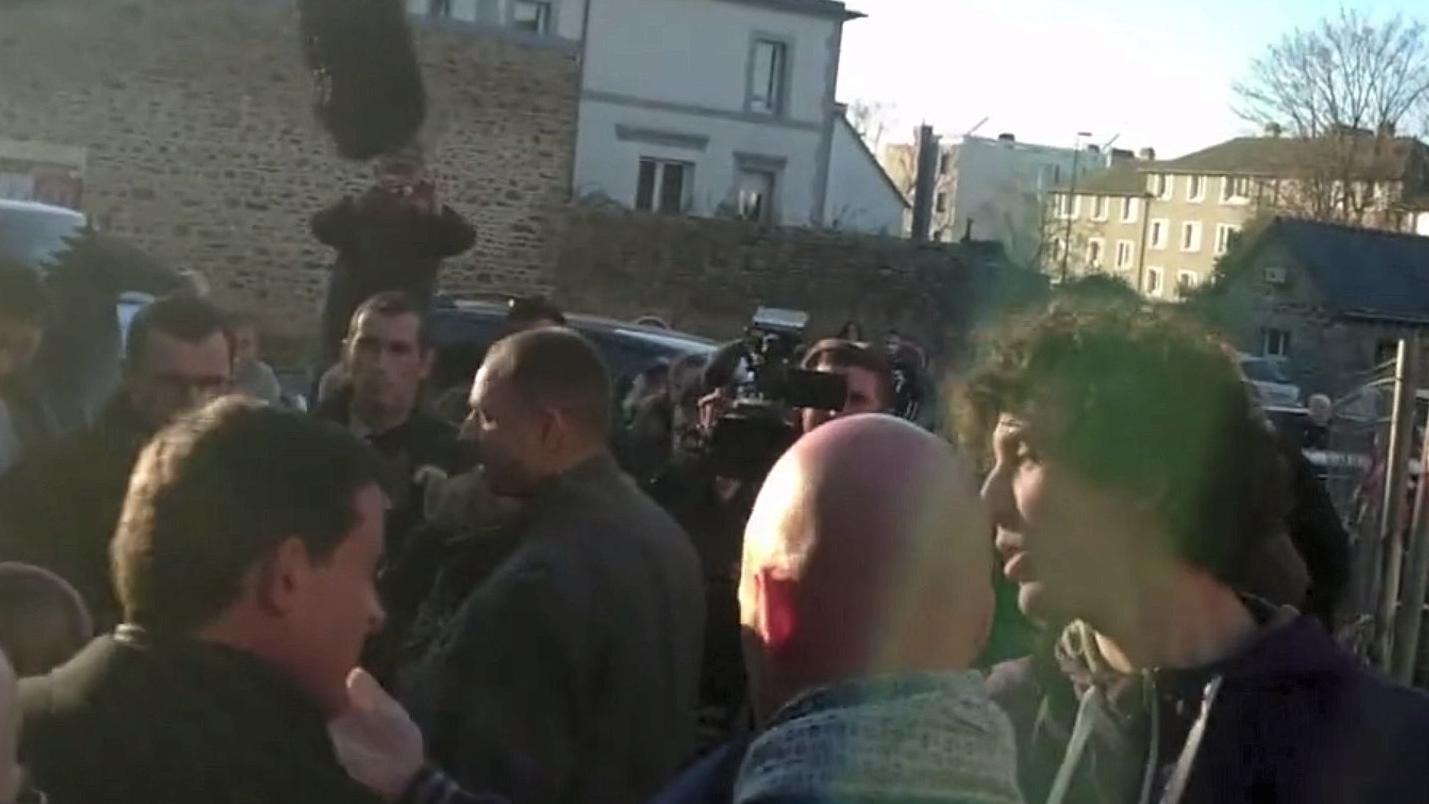 Ֆրանսիայում երիտասարդն ապտակել է նախագահի թեկնածու Մանուել Վալսին (տեսանյութ)