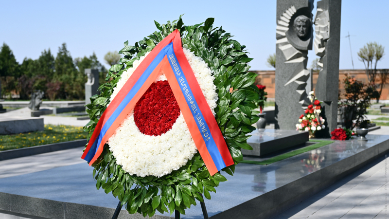 ՀՀ նախագահի անունից ծաղկեպսակ է դրվել Կարեն Դեմիրճյանի շիրիմին (լուսանկարներ)