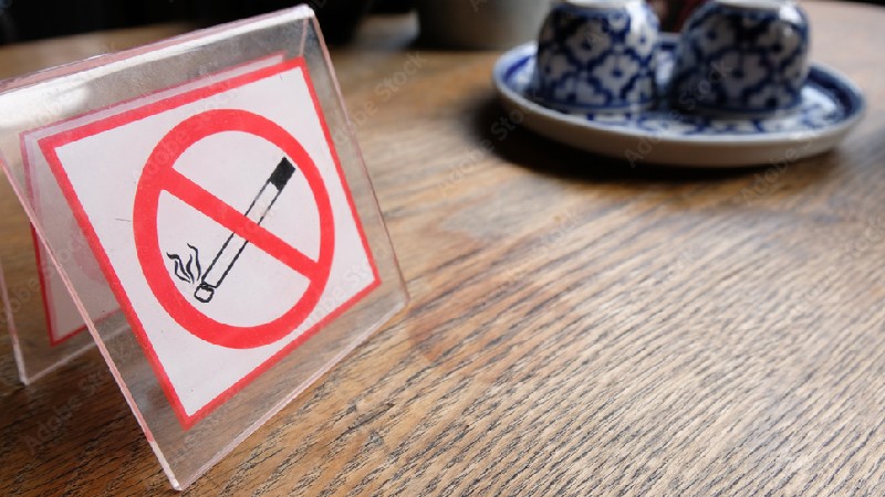 Հանրային սննդի օբյեկտներում, այդ թվում՝ բացօթյա, ծխելու արգելքը չի հանվելու. ԱՆ-ն հերքում է 