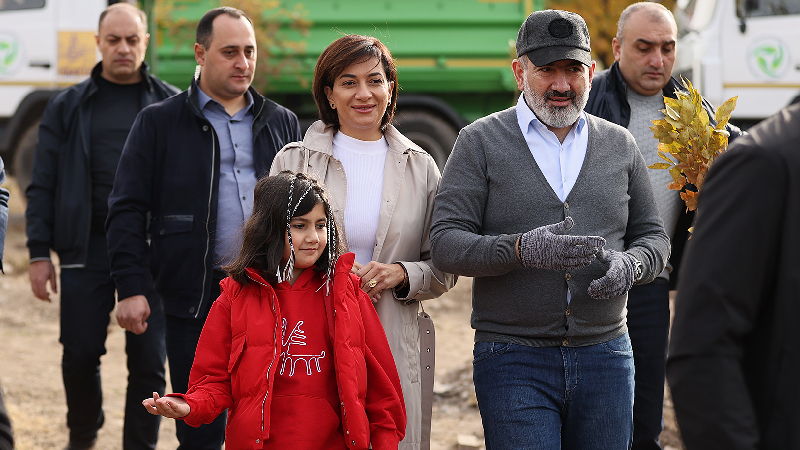 Վարչապետն ընտանիքի հետ մասնակցել է Երևանում կազմակերպված ծառատունկին (լուսանկարներ)
