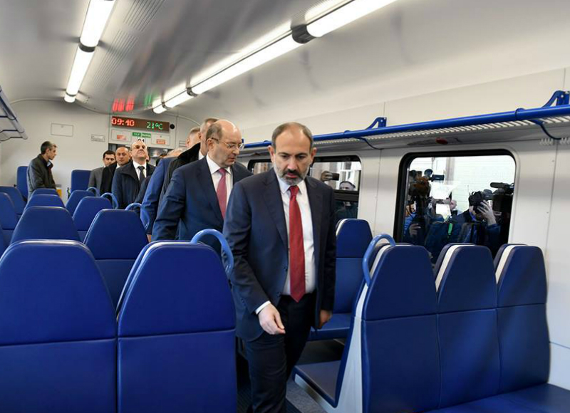 Գյումրիում «Հարավկովկասյան երկաթուղի» ՓԲԸ գլխավոր տնօրենը վարչապետին ներկայացրեց Երևան-Գյումրի ուղեգծի նոր գնացքը 