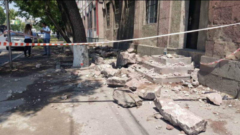 Երևանում շենքի պատշգամբի պատը փլուզվել և ընկել է 2 կանանց վրա․ վերջիններս հրաժարվել են հոսպիտալացումից 
