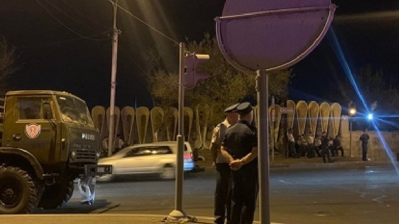 Երևանում գիշերը պայթուցիկ են նետել կառավարական ամառանոցների մոտ ծառայություն կատարող ոստիկանության զորքերի աշխատակիցների ուղղությամբ