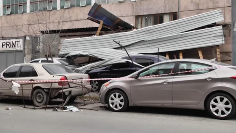 Երևանում ուժեղ քամու հետևանքով ավերածություններ են գրանցվել (տեսանյութ)