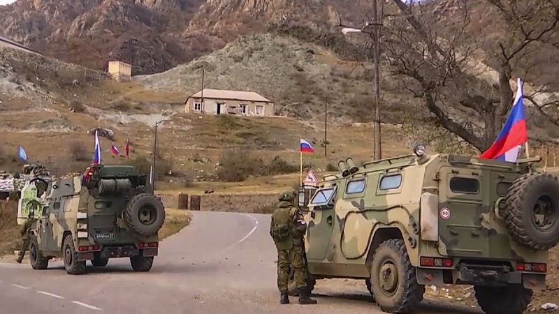 Ռուս խաղաղապահներն ապահովել են Քելբաջարի շրջանի անցումը Ադրբեջանին (տեսանյութ)