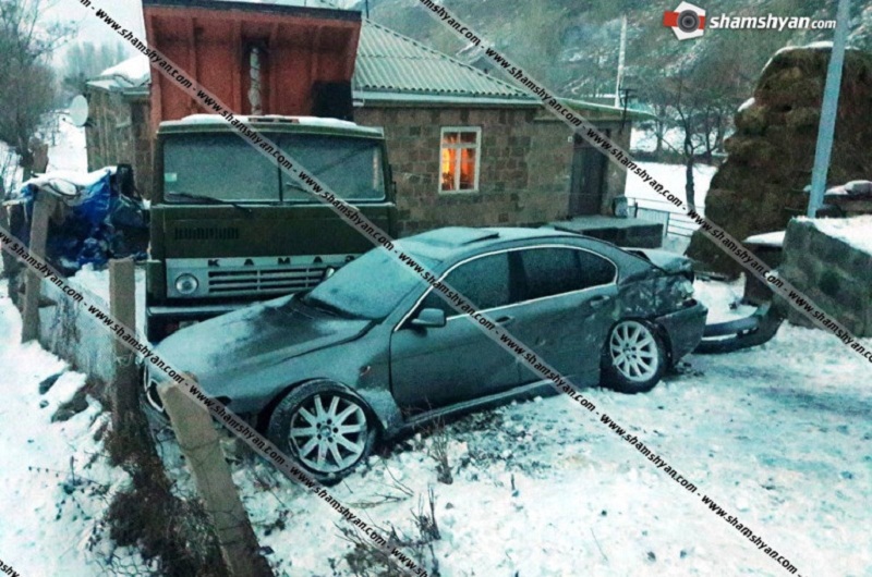 Գեղարքունիքի մարզում 28-ամյա վարորդը BMW-ով բախվել է քարե շինության պատին, այնուհետև կայանված КаМАЗ-ին. կա վիրավոր. Shamshyan.com