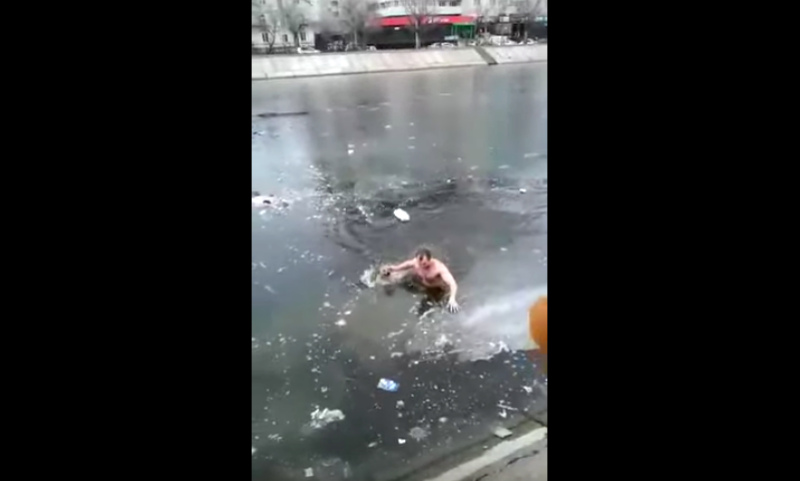 Աստրախանի բնակիչը ցատկել է սառցե ջրի մեջ, որպեսզի փրկի խեղդվող շանը (տեսանյութ)
