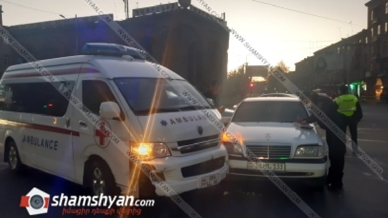 Վթար Երևանում. բախվել են հիվանդ տեղափոխող շտապօգնության մեքենան և Mercedes-ը