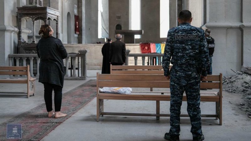 «Աստված պահապան հայ զինվորին». զինվորի մայրը ոտաբոբիկ եկել էր եկեղեցի` օրհնելու իր պատրաստած գաթան (լուսանկարներ)