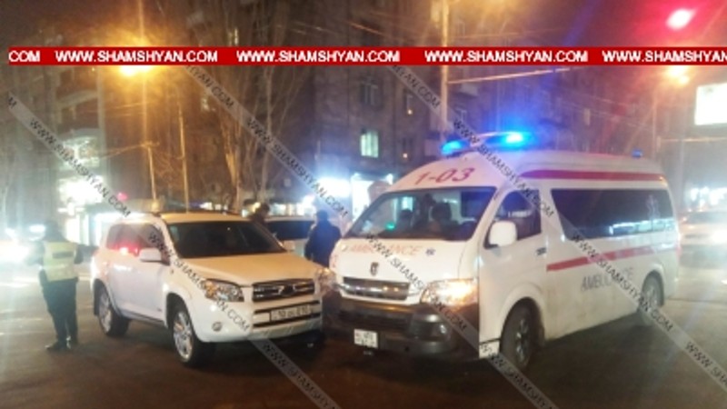 Երևանում բախվել են հիվանդի տեղափոխող շտապօգնության ավտոմեքենան ու Toyota RAV4-ը