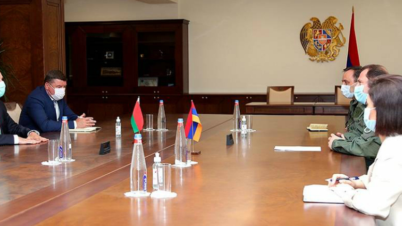 Տեղի է ունեցել ՀՀ պաշտպանության նախարարի և Հայաստանում Բելառուսի դեսպանի հանդիպումը