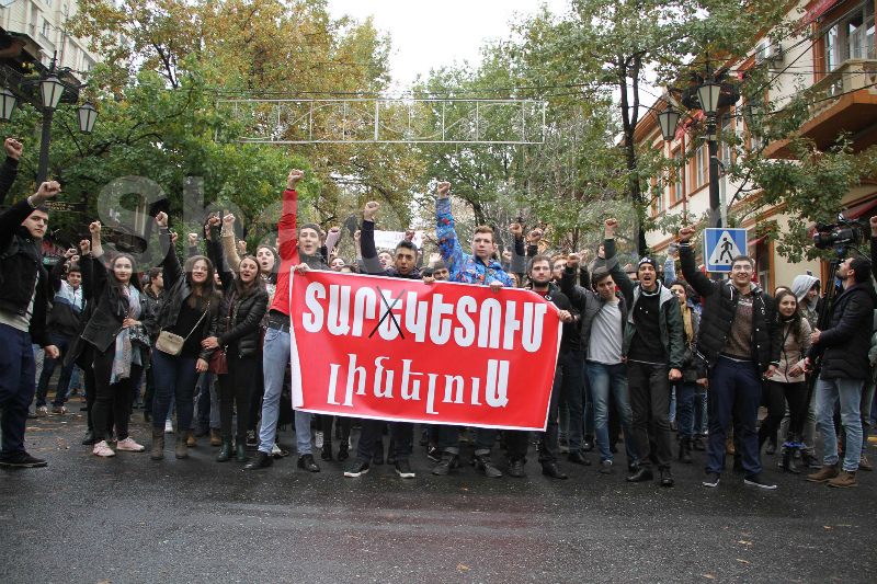 Протесты в Армении набирают обороты: студенты пойдут к Национальному Собранию