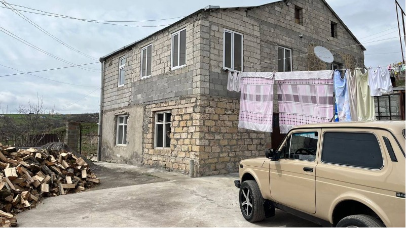 Ադրբեջանական ԶՈՒ-երը վնասել են Տեղ գյուղի տներից մեկի տանիքն ու պատուհանը (լուսանկարներ)