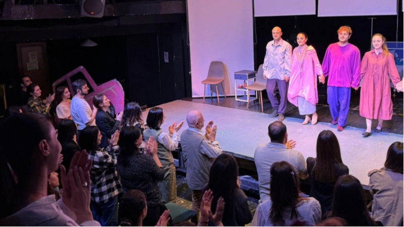 Ժաննա Անդրեասյանը Թումանյանի անվան ազգային տիկնիկային թատրոնում դիտել է «Օսկարը և վարդագույն տիկինը» ներկայացումը (լուսանկարներ)