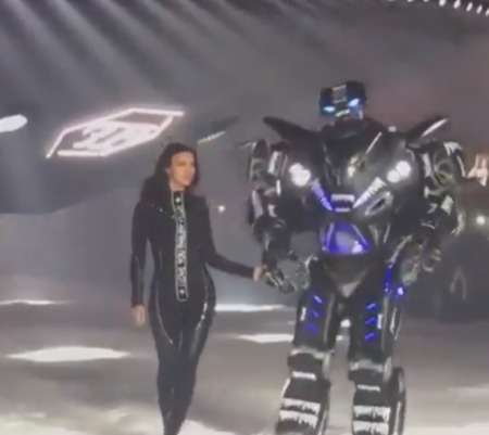 Իրինա Շեյքին բեմում ուղեկցել է հսկա ռոբոտը (տեսանյութ)