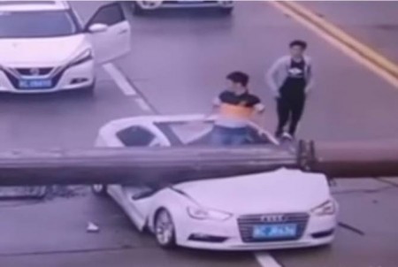 Չինացին հրաշքով է փրկվել ավտոմեքենայի վրա վերամբարձ կռունկի ընկնելուց հետո