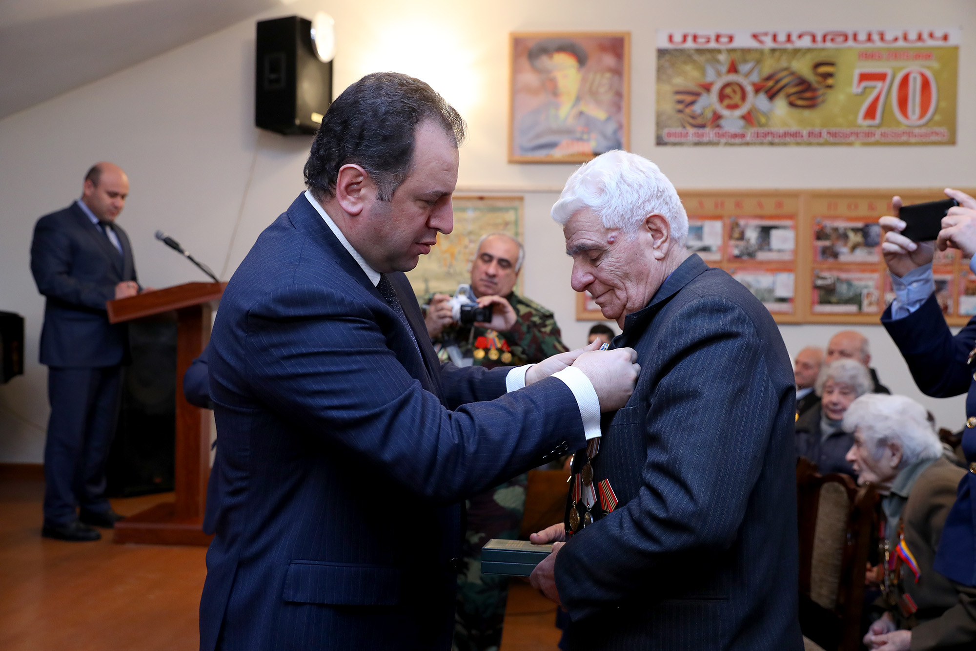 Վիգեն Սարգսյանը շնորհավորել է վետերաններին Հայրենիքի պաշտպանի օրվա առթիվ և մեդալներ շնորհել