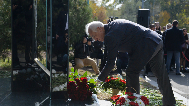 Վահագն Խաչատուրյանը ներկա է եղել Օհան Դուրյանի կիսանդրու բացման արարողությանը (տեսանյութ, լուսանկարներ)