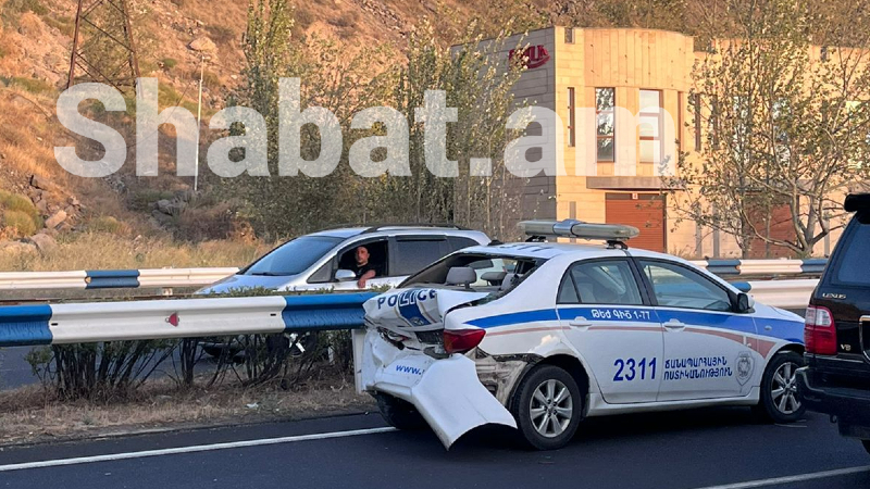 Երևան-Սևան ճանապարհին Toyota Camry-ին բախվել է ոստիկանական մեքենային (լուսանկարներ)