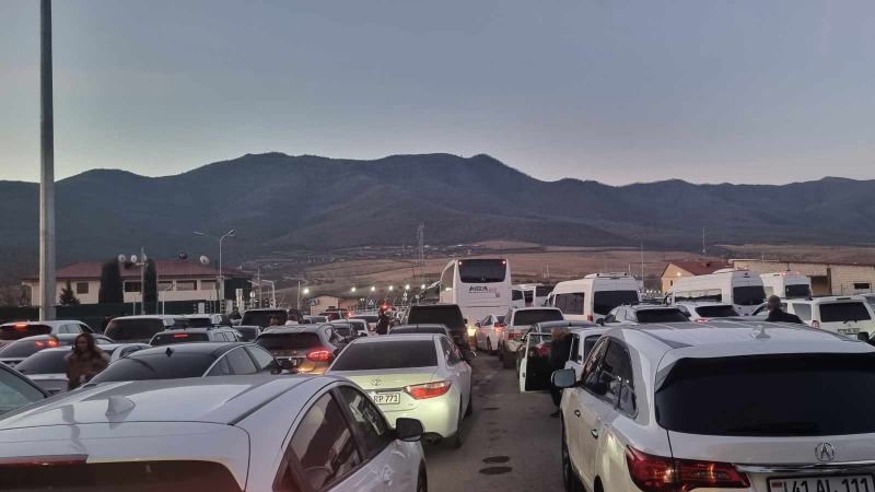 Արտակարգ իրավիճակ` հայ-վրացական սահմանի Բագրատաշենի հատվածում. մեքենաների հերթը կիլոմետրերի է հասնում (լուսանկարներ)