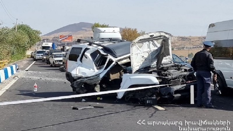 Սևան-Երևան ճանապարհին մեքենան բախվել է արգելապատնեշին