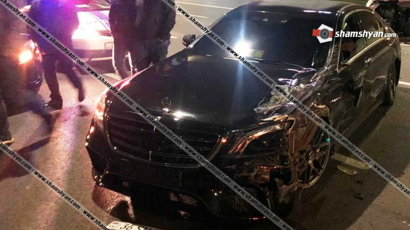 Խոշոր ավտովթար Երևանում. «Մետրոպոլի» դիմաց բախվել են Porsche Cayenne-ն ու Mercedes-ը
