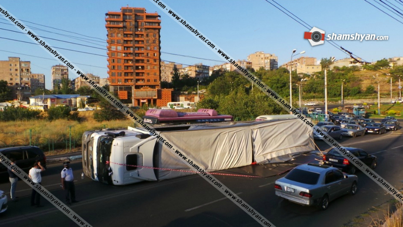 Խոշոր ավտովթար Երևանում. Mercedes մակնիշի բեռնատարը կողաշրջվել է. ճանապարհը մասամբ փակվել է