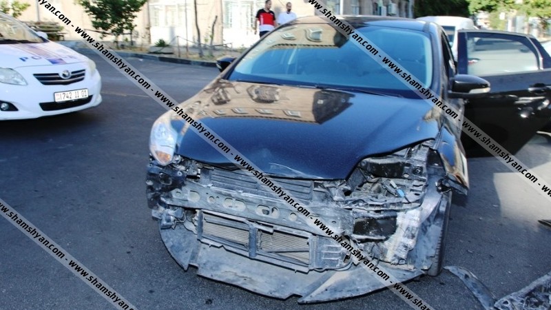 Վաղարշյան-Աղբյուր Սերոբ փողոցների խաչմերուկում բախվել են Toyota Fortuner և Ford մակնիշի ավտոմեքենաները