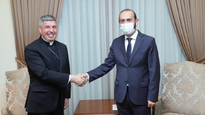 Արարատ Միրզոյանը հանդիպել է Հայաստանում Սուրբ Աթոռի առաքելական նվիրակի հետ