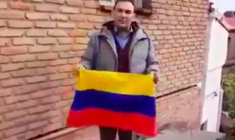 Վրաստանում ադրբեջանցին այրել է Հայաստանի դրոշը (տեսանյութ)