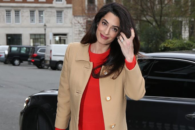 Беременная Амаль Клуни в ярком платье идет на работу в Лондоне (фото)