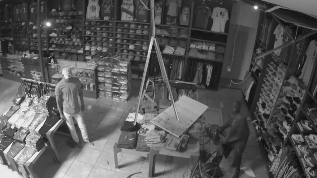 В США грабитель проник в магазин через потолок и не смог выбраться обратно
