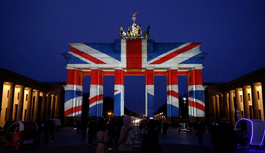 Достопримечательности по всему миру подсветили в цвета флага Великобритании (фото)