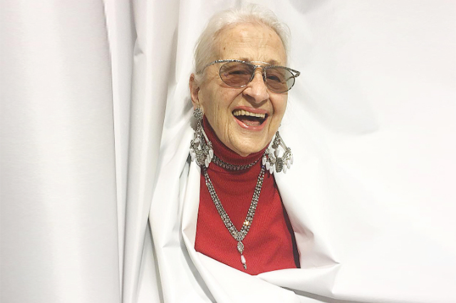 95-летняя жительница Вены покорила Instagram своими стильными луками на фоне штор (фото)