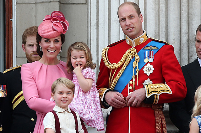Кейт Миддлтон и члены монаршей семьи посетили парад в честь дня рождения королевы Елизаветы (фото)